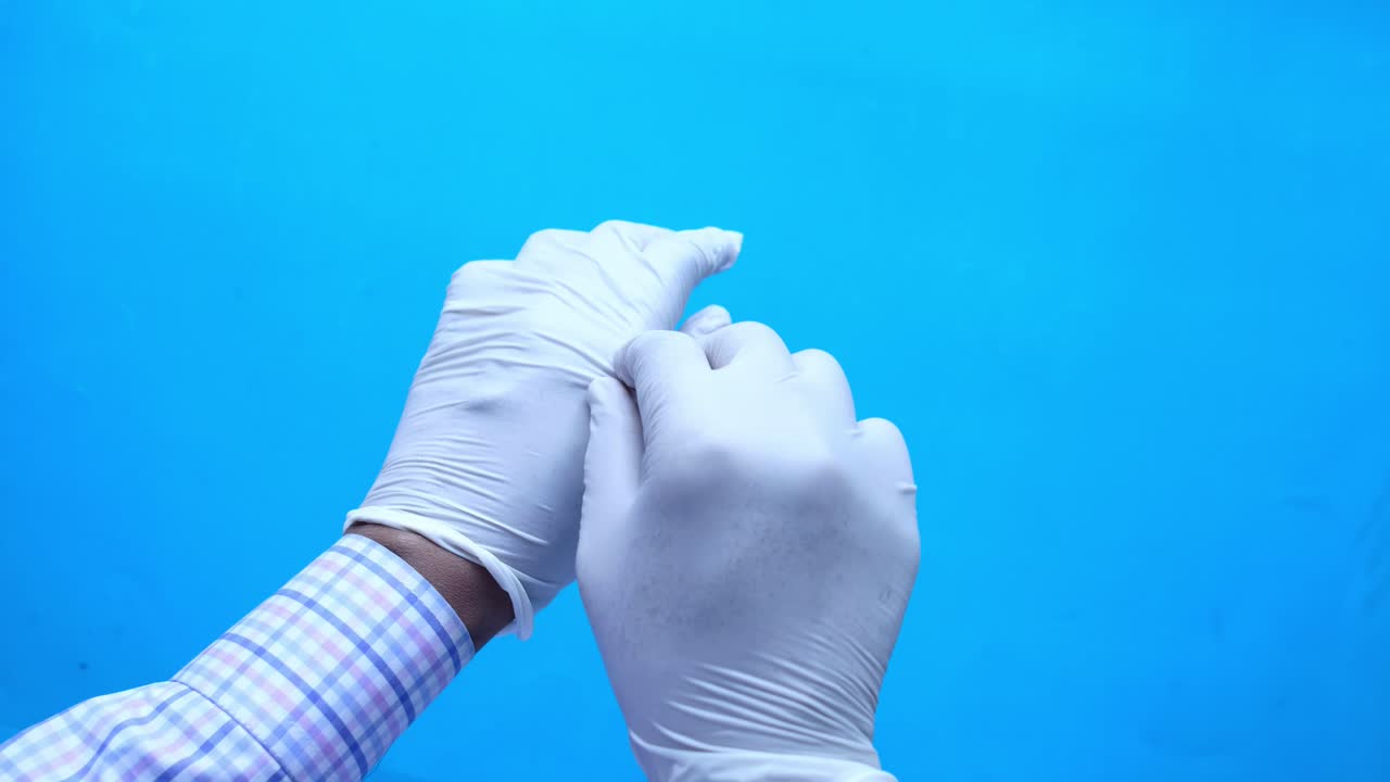 ponerse guantes médicos