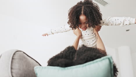 niño, dormitorio y madre jugando con el niño pequeño