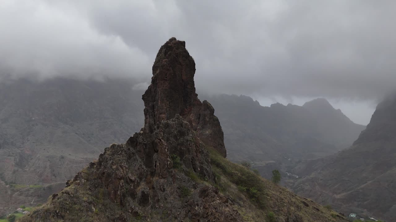 サント・アンタン島、カーボベルデの霧の雲の上にそびえ立つ鋭い火山性の尖峰を捉えた壮大な空撮