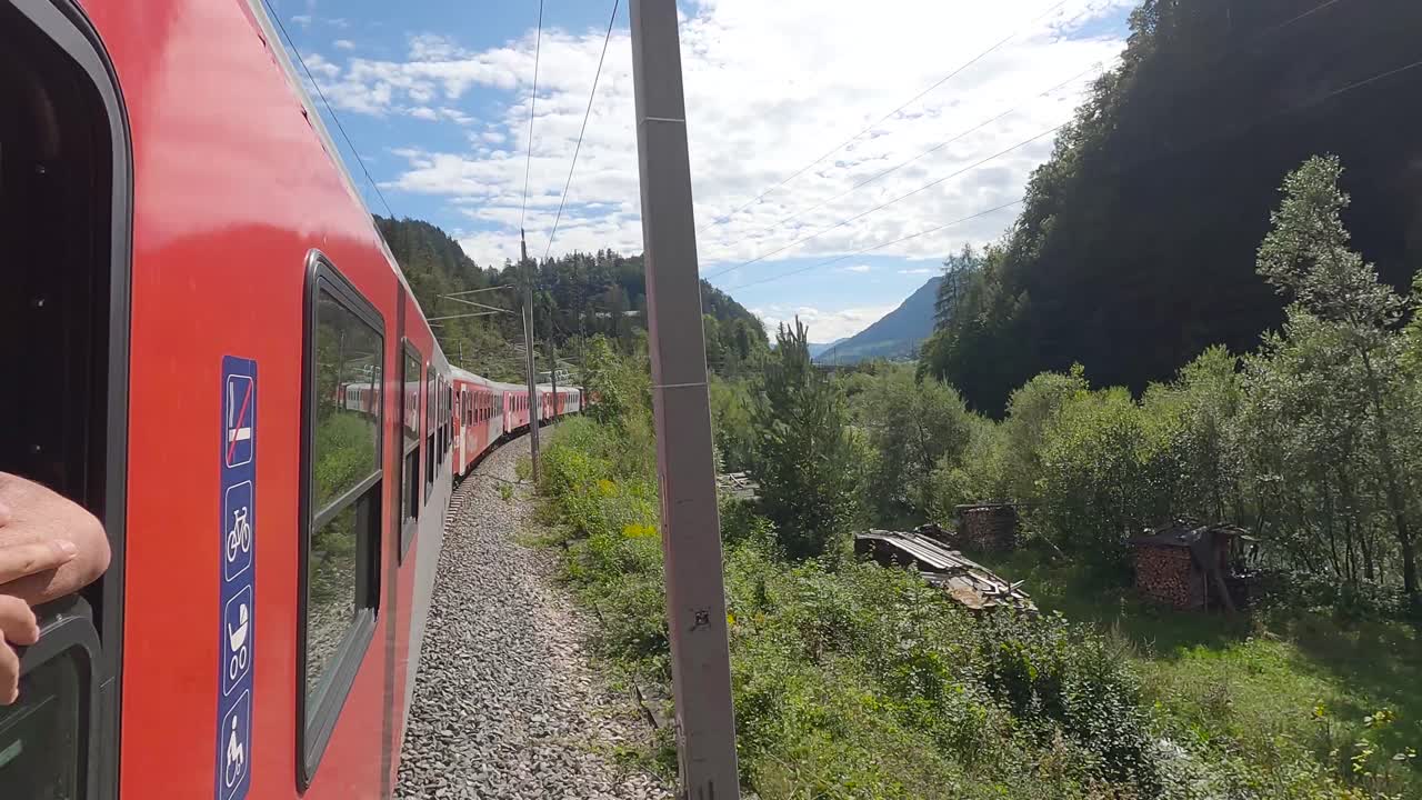 cámara a bordo en la ventana de un tren en austria