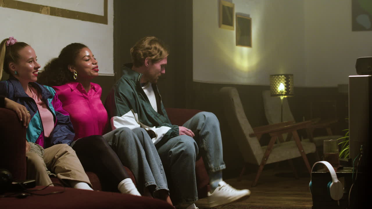 amigos listos para ver una película