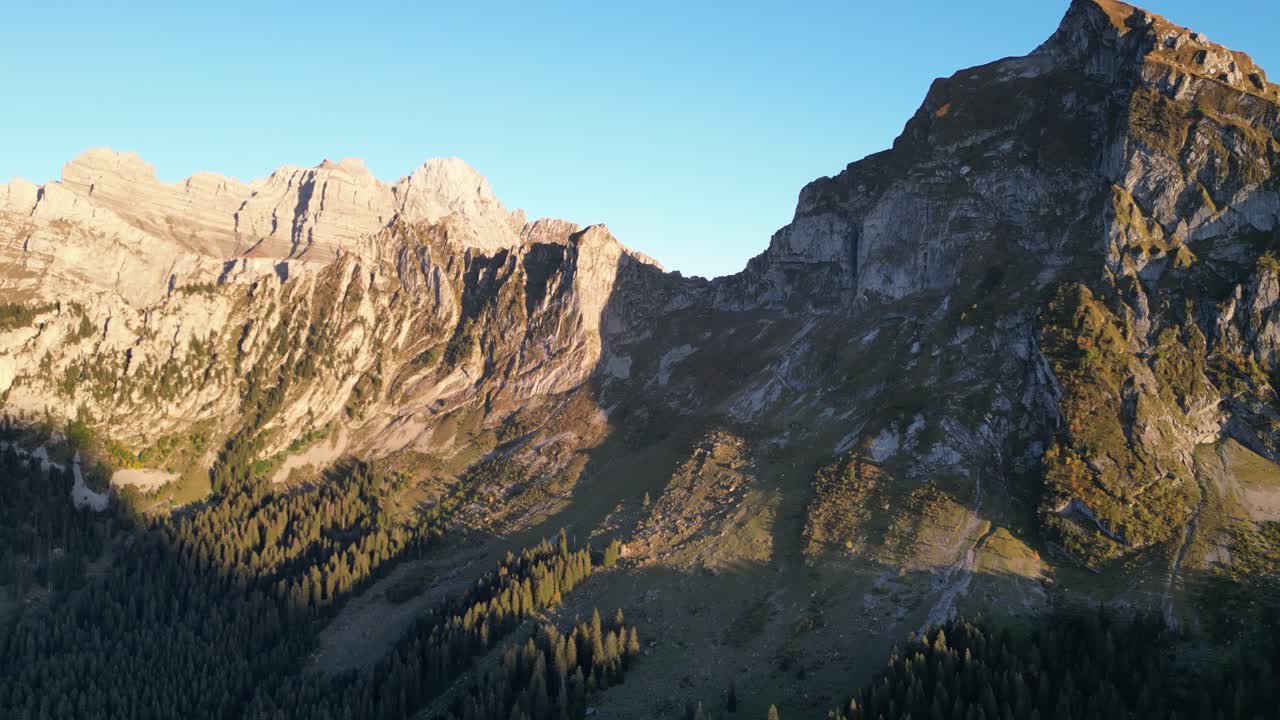 Pemandangan udara drone Obersee Fronalpstock Glarus Näfels, pegunungan berbatu dengan langit biru