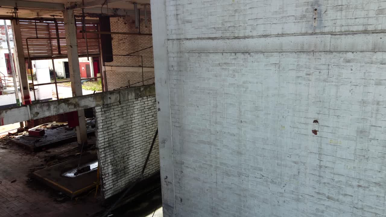 rodeándolo, una colección de edificios sórdidos se erigen como centinelas