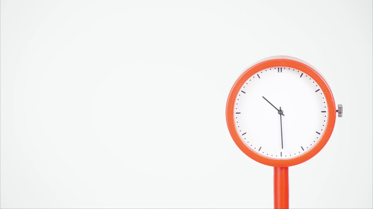 현대의 오렌지색 시계는 시간을 알려줍니다.