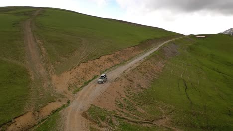 Off-Road-Touristenautofahrten-Im-Gelände-Im-Hochland.-Expeditionsreisen-Und-Urlaub,-Abenteuer-In-Abgelegenen-Gebieten.