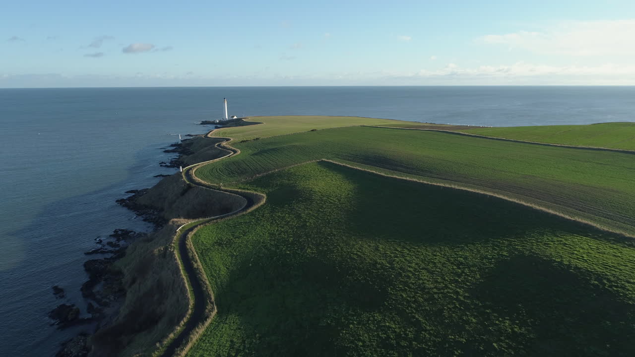 스코틀랜드 몬트로즈에 있는 스커디 네스 등대의 공중 영상