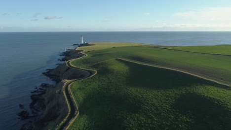 Luftaufnahmen-Des-Scurdie-Ness-Leuchtturms-In-Montrose,-Schottland