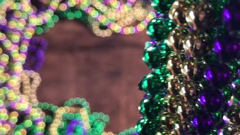 mardi gras borde de cuentas con cuentas en movimiento en el lateral con espacio de copia