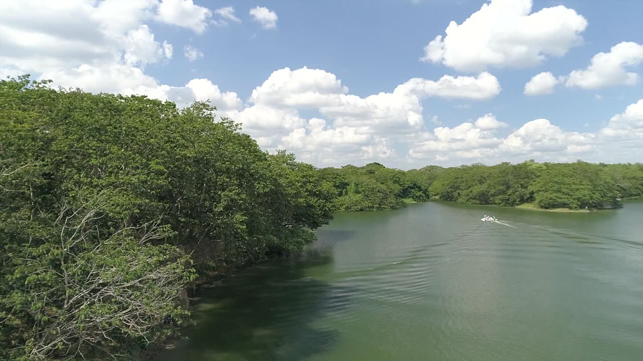 barco navegando en el río del parque nacional humedales del ozama en república dominicana