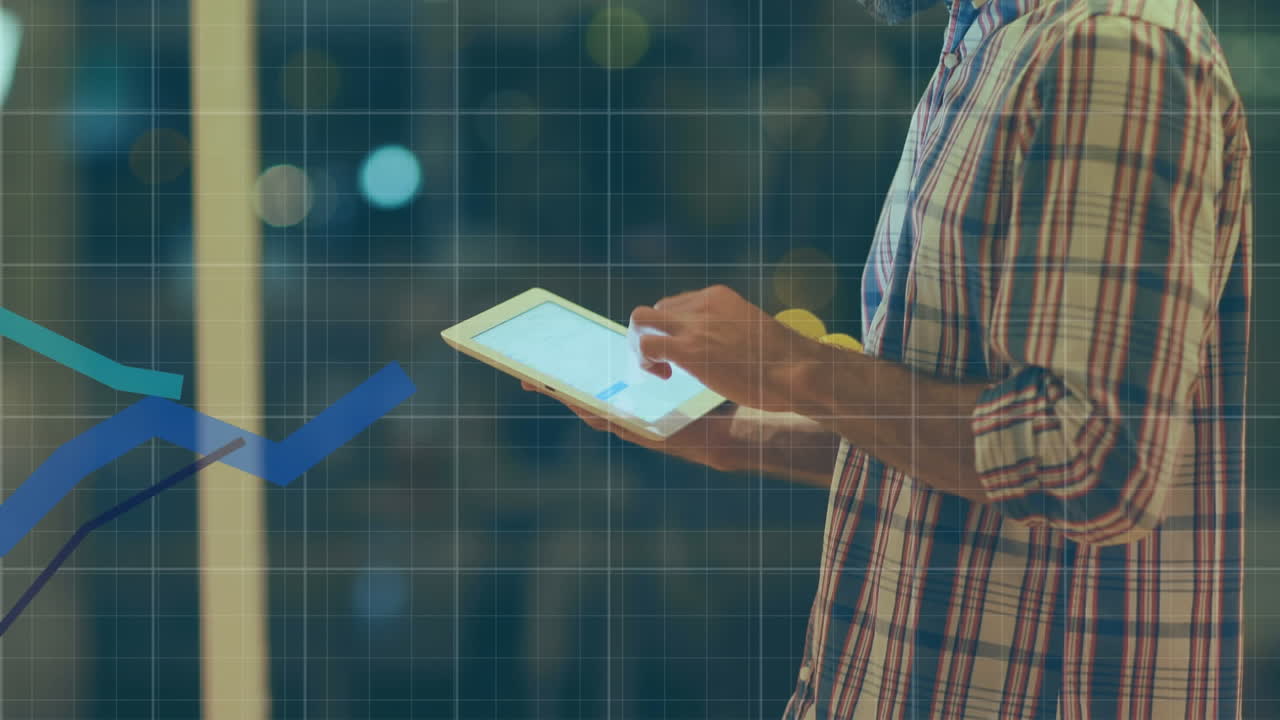 animación del procesamiento de datos estadísticos contra un hombre caucásico pensativo que usa una tableta digital