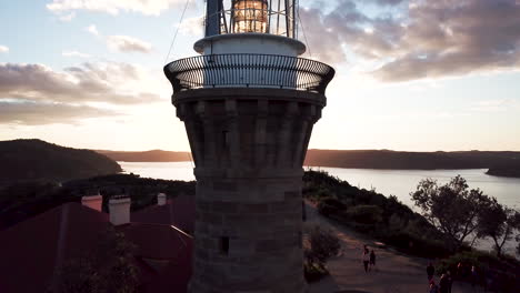 Drone-Elevándose-Lentamente-Sobre-El-Faro-Barrenjoey-Palm-Beach-Sydney-Australia