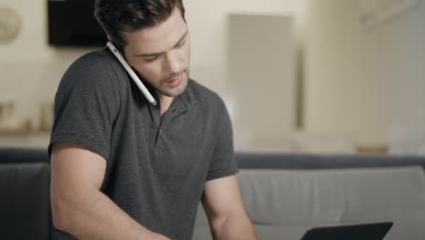 joven trabajando con documentos en el lugar de trabajo. hombre de negocios hablando por teléfono móvil