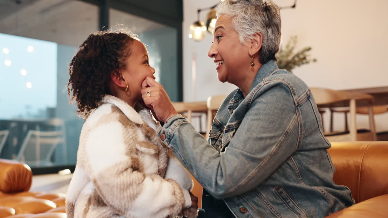 할머니 와 손녀 가 함께 시간 을 보내는 것