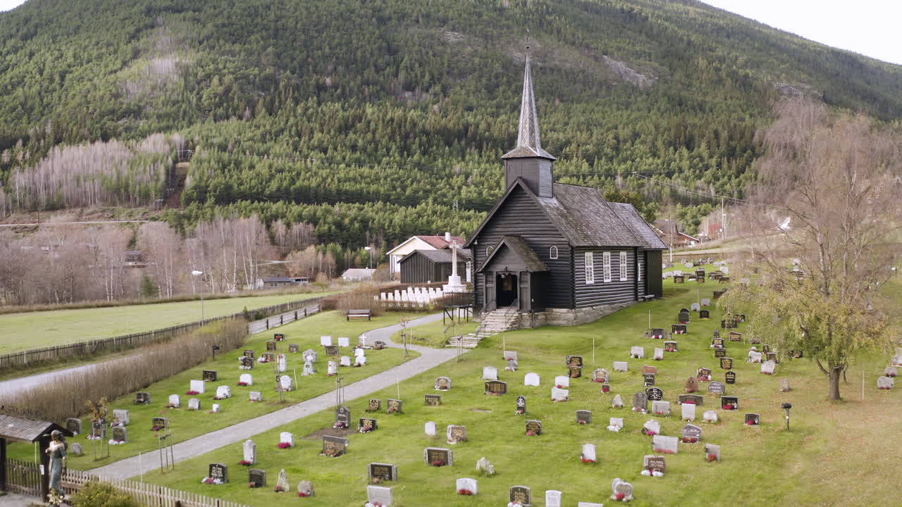 вид на старую церковь сел с могилами в норвегии - съемка с дрона с воздуха
