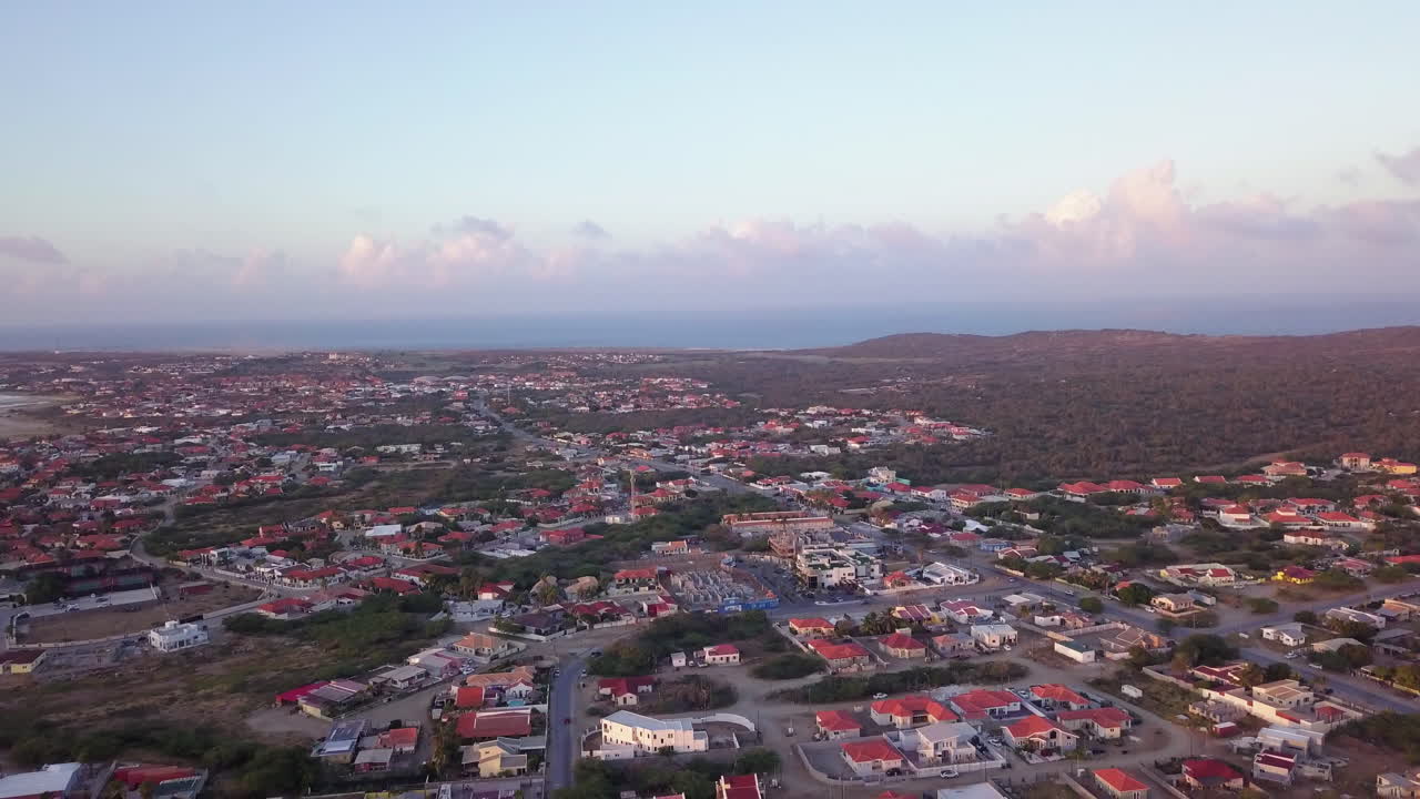 casas con techos naranjas en la isla caribeña de aruba