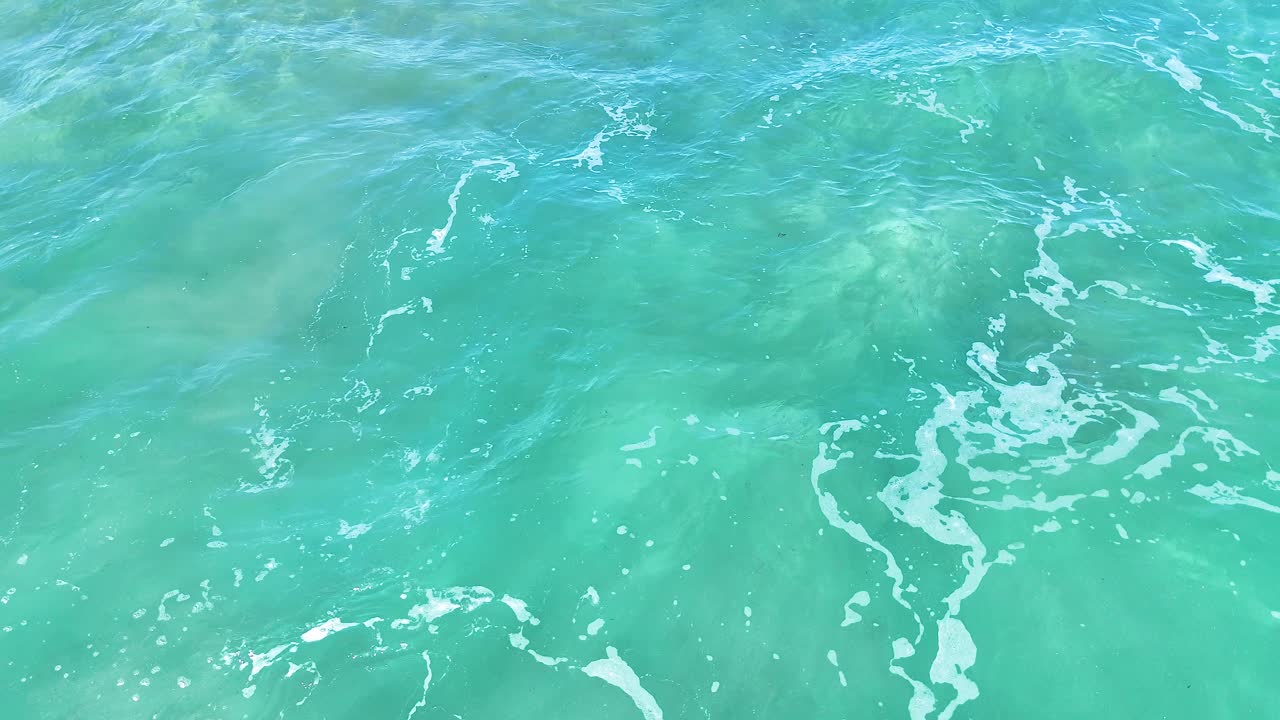 las olas del océano turquesa se mueven suavemente en la cabeza de los dedos