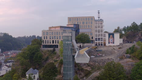 Nuevo-Ascensor-De-Cristal-Y-Pasarela-En-Floyheia-En-La-Ciudad-De-Arendal,-Noruega