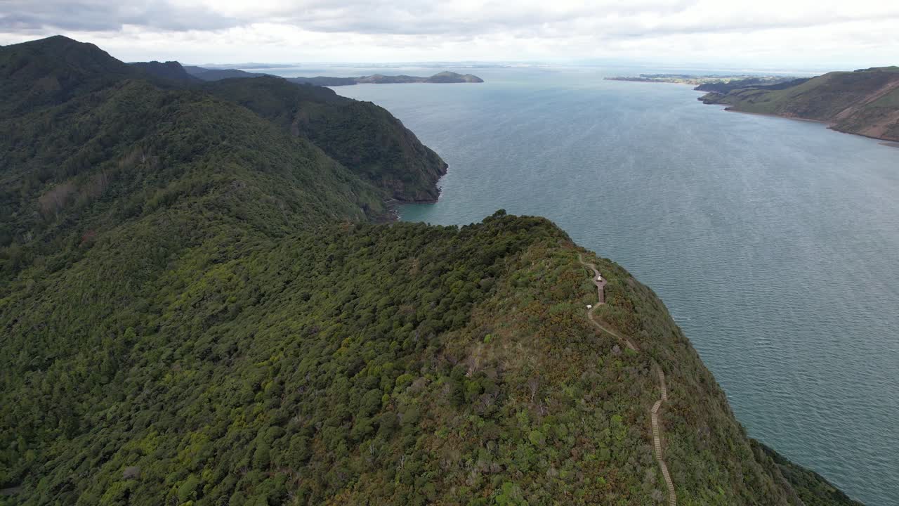 la pista de omanawanui a lo largo de la bahía de wonga wonga en auckland, nueva zelanda - fotografía aérea