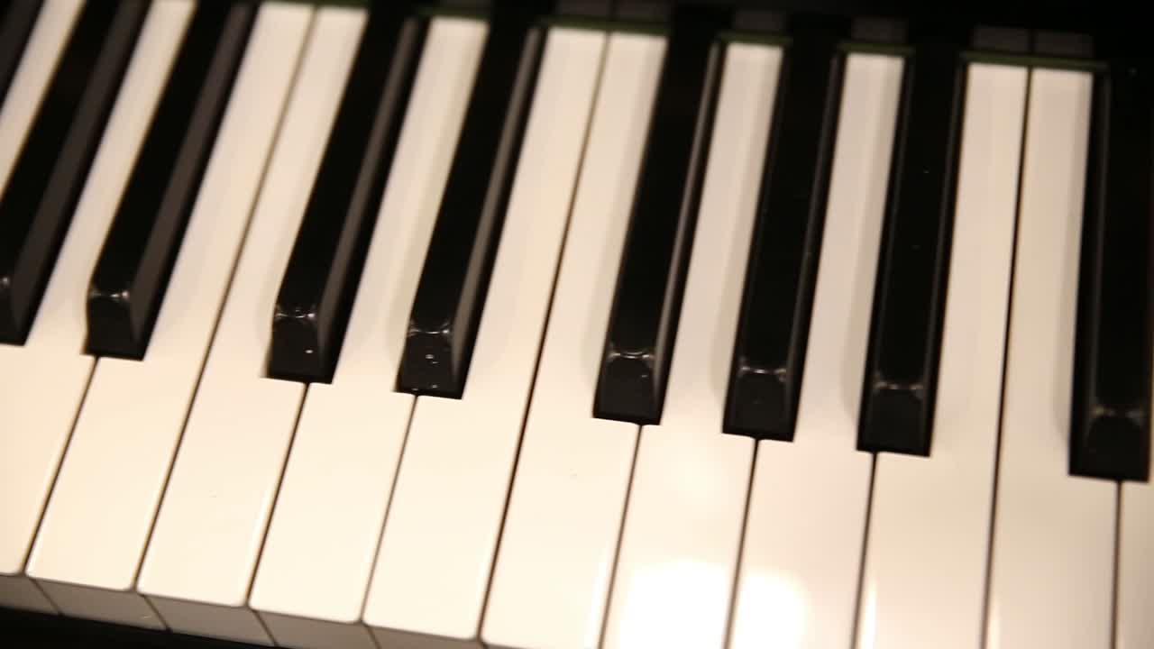 피아노 키보드 위,  ⁇ 으로 움직임