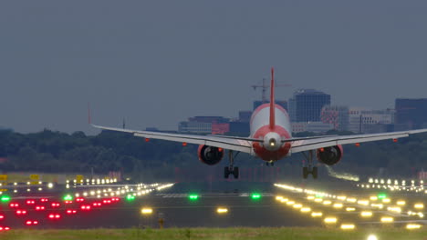 aterrizaje del avión al anochecer