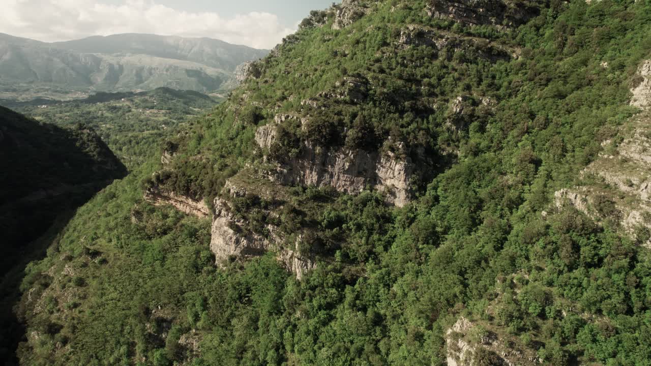 vista aérea del círculo de la cara de la roca con el telón de fondo de un hermoso valle