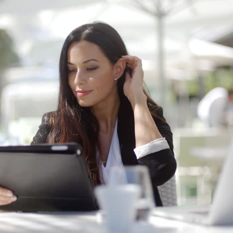 Hübsche-Stylische-Frau-Mit-Ihrem-Laptop