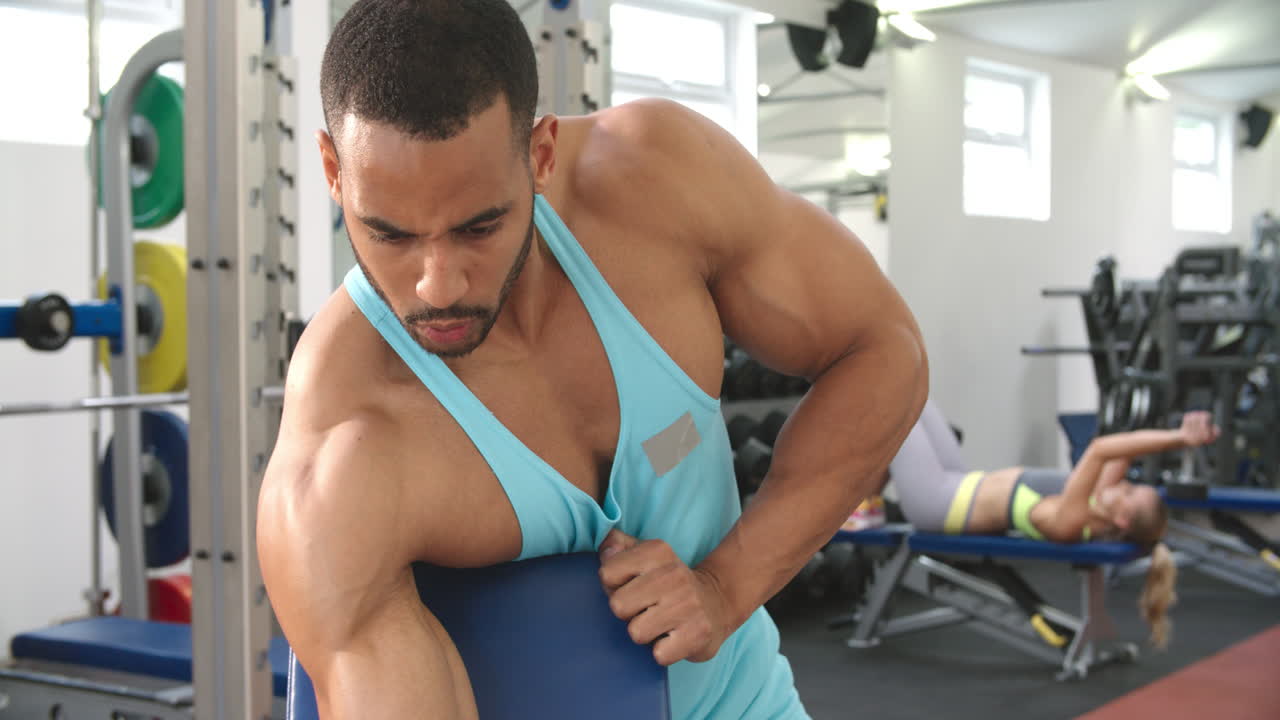 un joven haciendo ejercicio con manivela en un gimnasio
