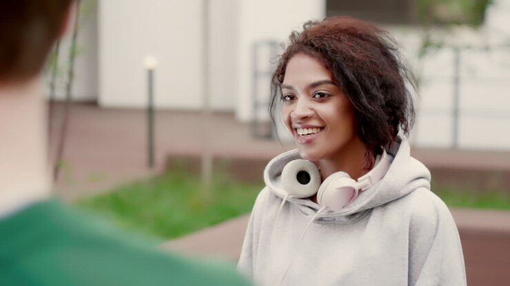 Ragazza afroamericana nel campus universitario