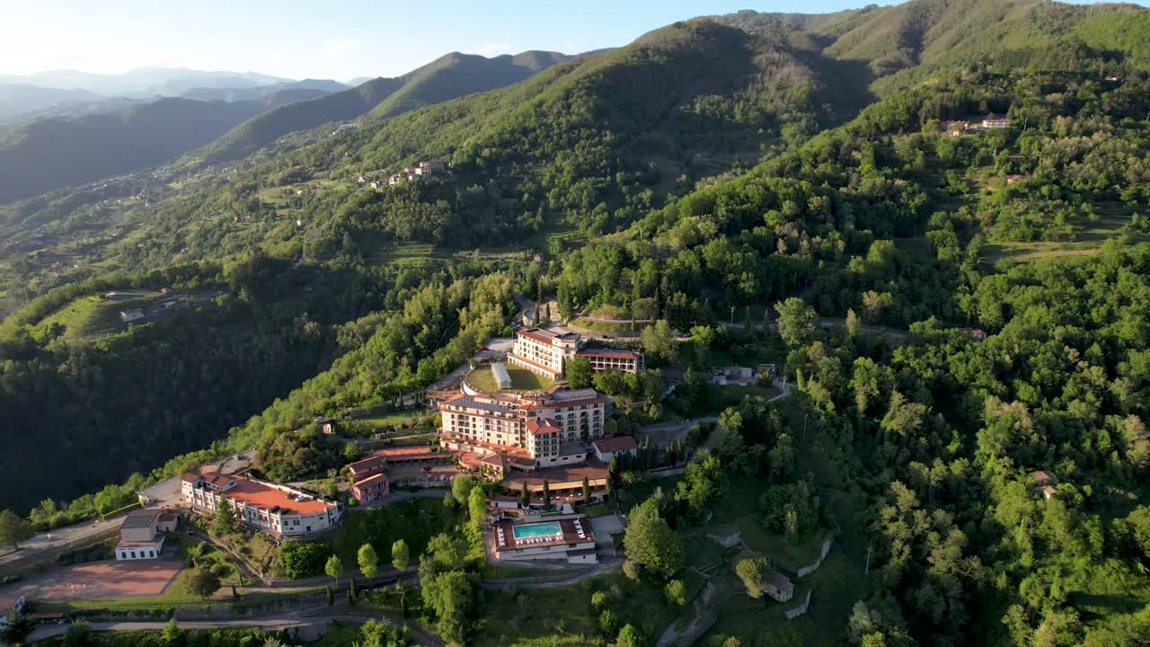 Resort sulle montagne della Toscana, Italia, campagna europea