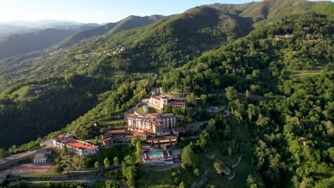 Resort-In-Den-Bergen-Der-Toskana,-Italien,-Europäische-Landschaft