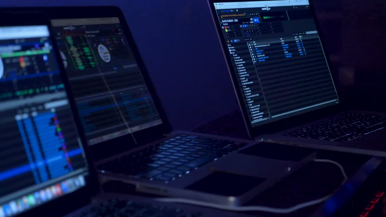 un dj de discoteca entreteniendo a una audiencia