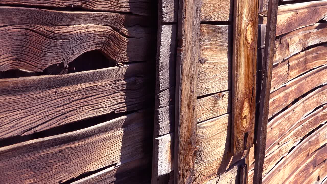 patrón de viejos listones de madera en la desolada ciudad fantasma de bodie california