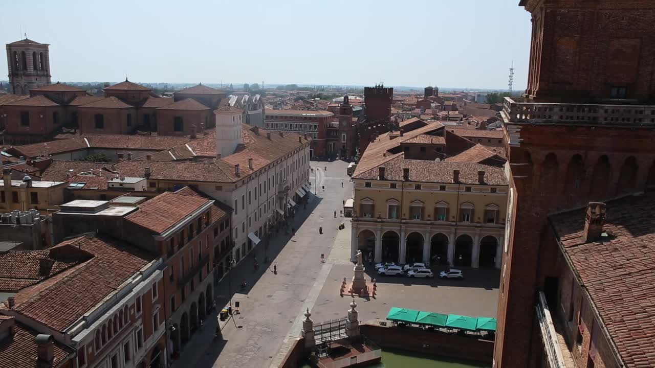 Panorama dal Castello Estense sulla piazza Trento e Trieste di Ferrara con il Duomo.
