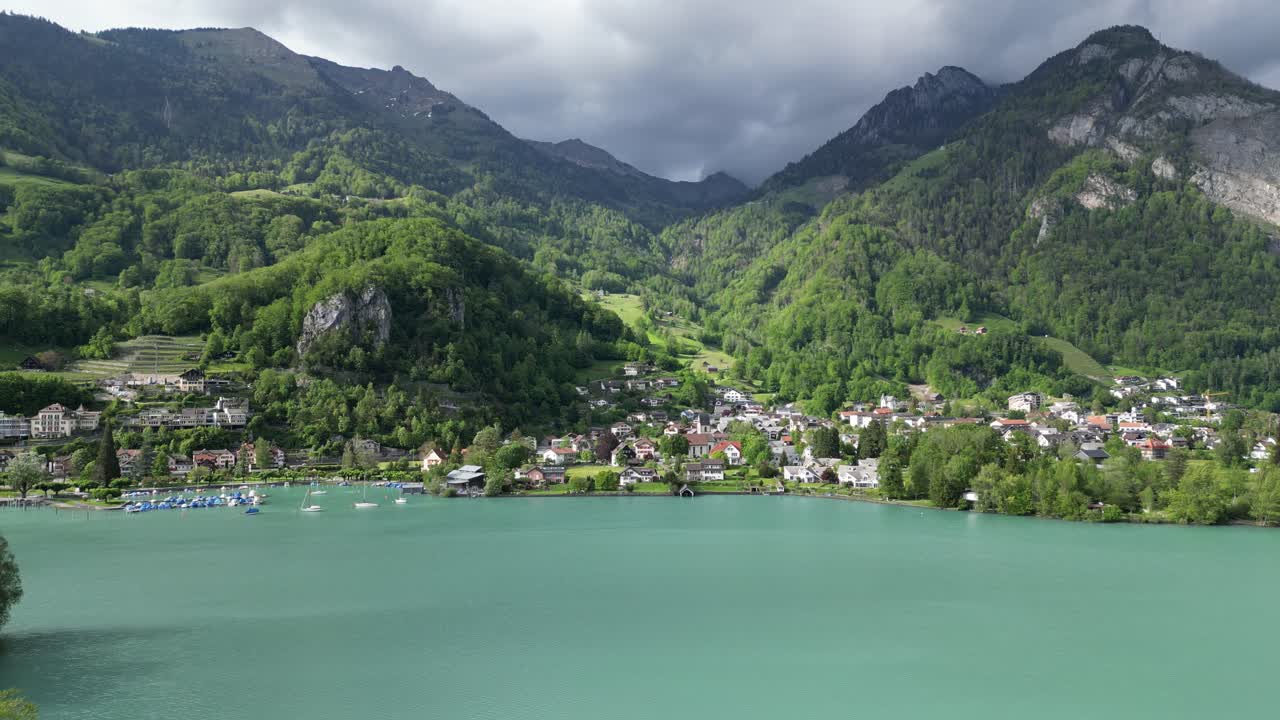 산과 walensee 호수에 자리 잡은 아름다운 스위스 마을
