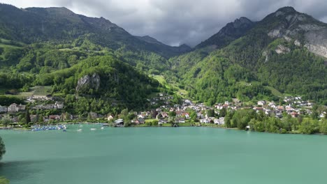 hermoso pueblo suizo enclavado en las montañas y el lago walensee