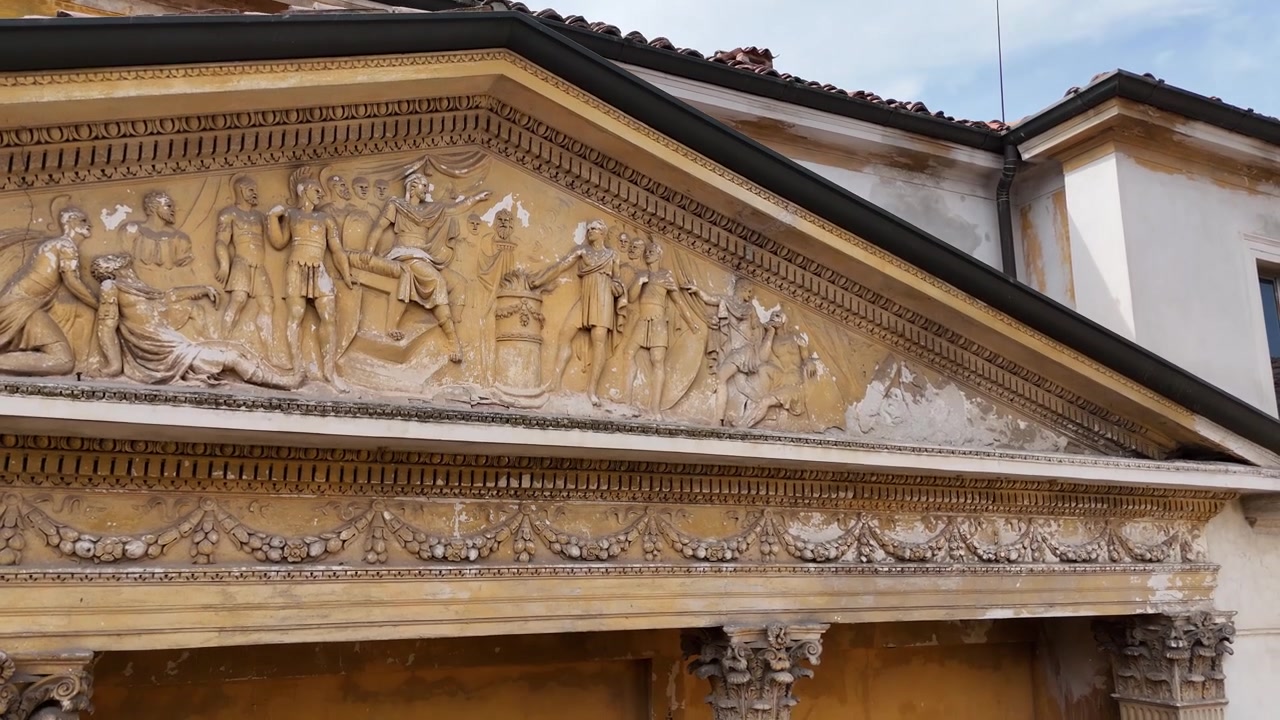 Lo skyline di Cremona presenta il Torrazzo e la Cattedrale sopra fitti tetti in terracotta, torri storiche ed edifici in muratura attraverso il centro città, Lombardia, Italia, sorvolo lento con drone.