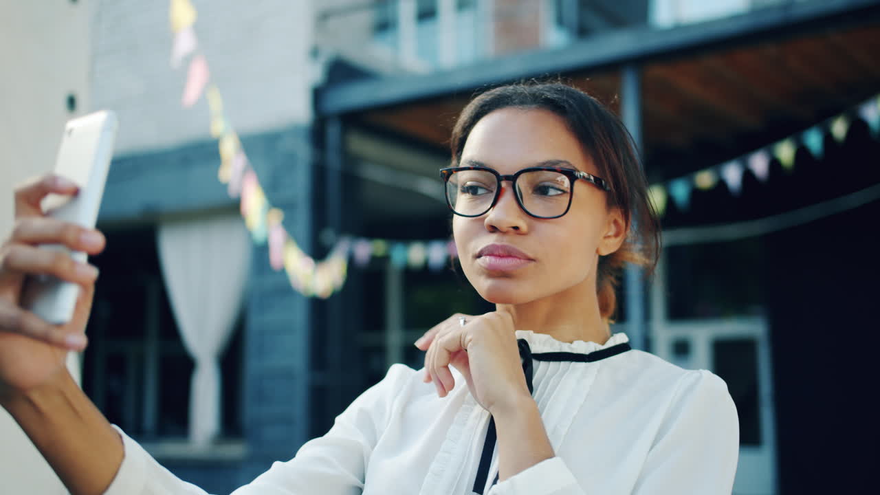mujer joven tomando una selfie al aire libre