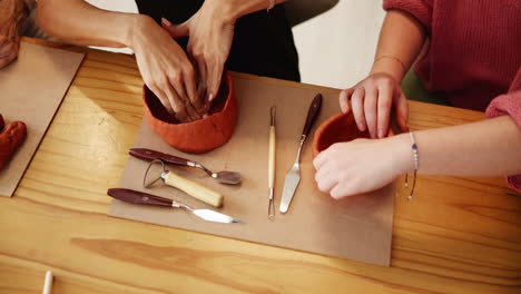 mujeres aprendiendo cerámica en una clase