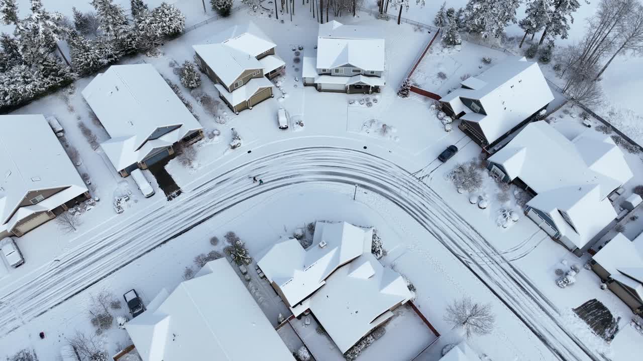 住宅街を覆う雪をドローンで撮影