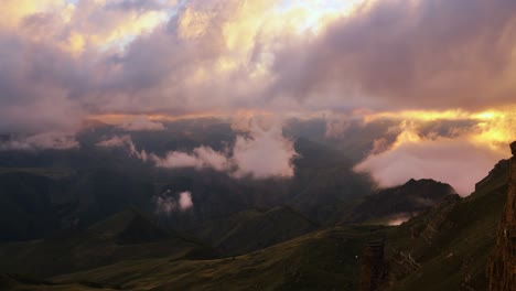 nubes bajas sobre una meseta montañosa en los rayos del atardecer. atardecer en la meseta de bermamyt norte del cáucaso, karachay-cherkessia, rusia.
