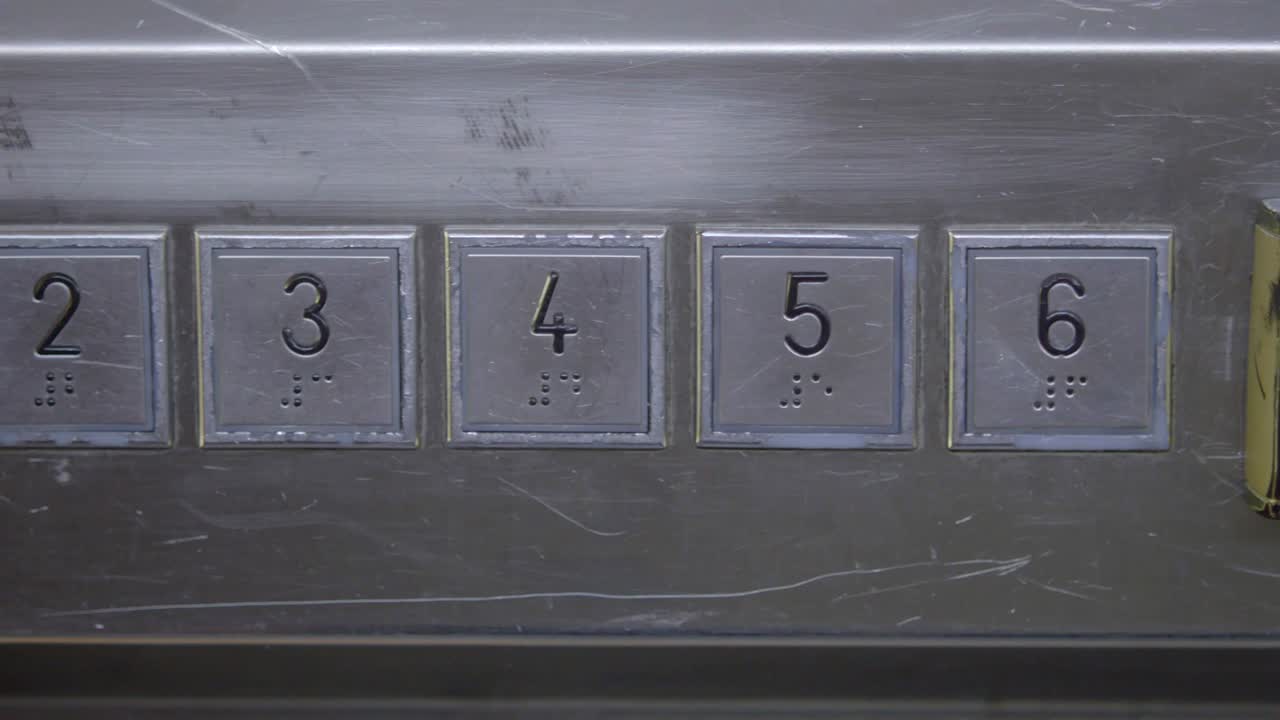 엘리베이터 버튼을 누르는 사람