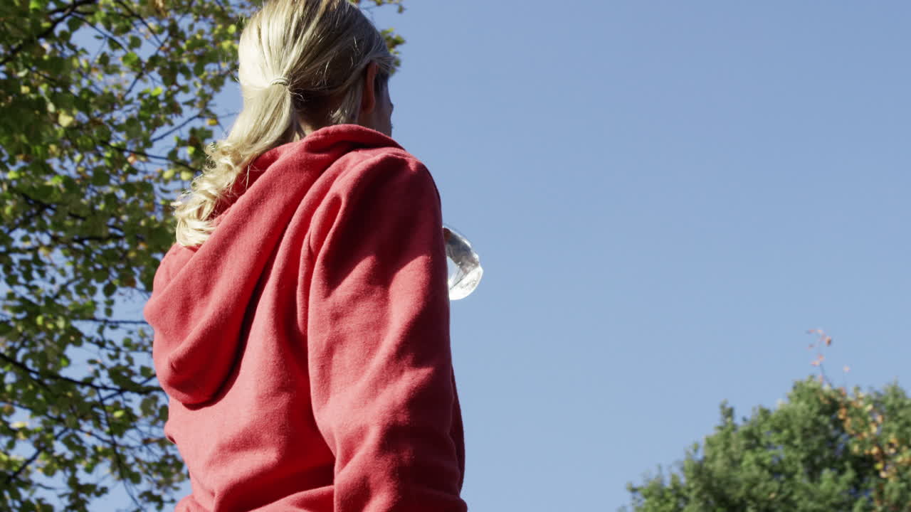 물 병을 마시는 달리기 여자 태양 플레어 태양 에너지