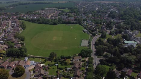 imágenes de drones de 4k de un campo de juego en herne cerca de herne bay uk