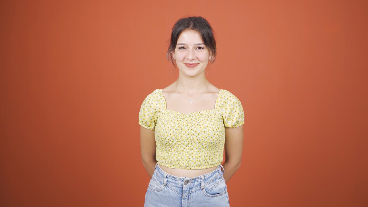 젊은 여자가 카메라에 미소