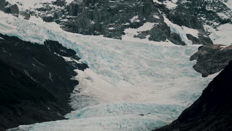 paisaje montañoso rocoso cubierto de glaciares en el lago argentino en la patagonia argentina