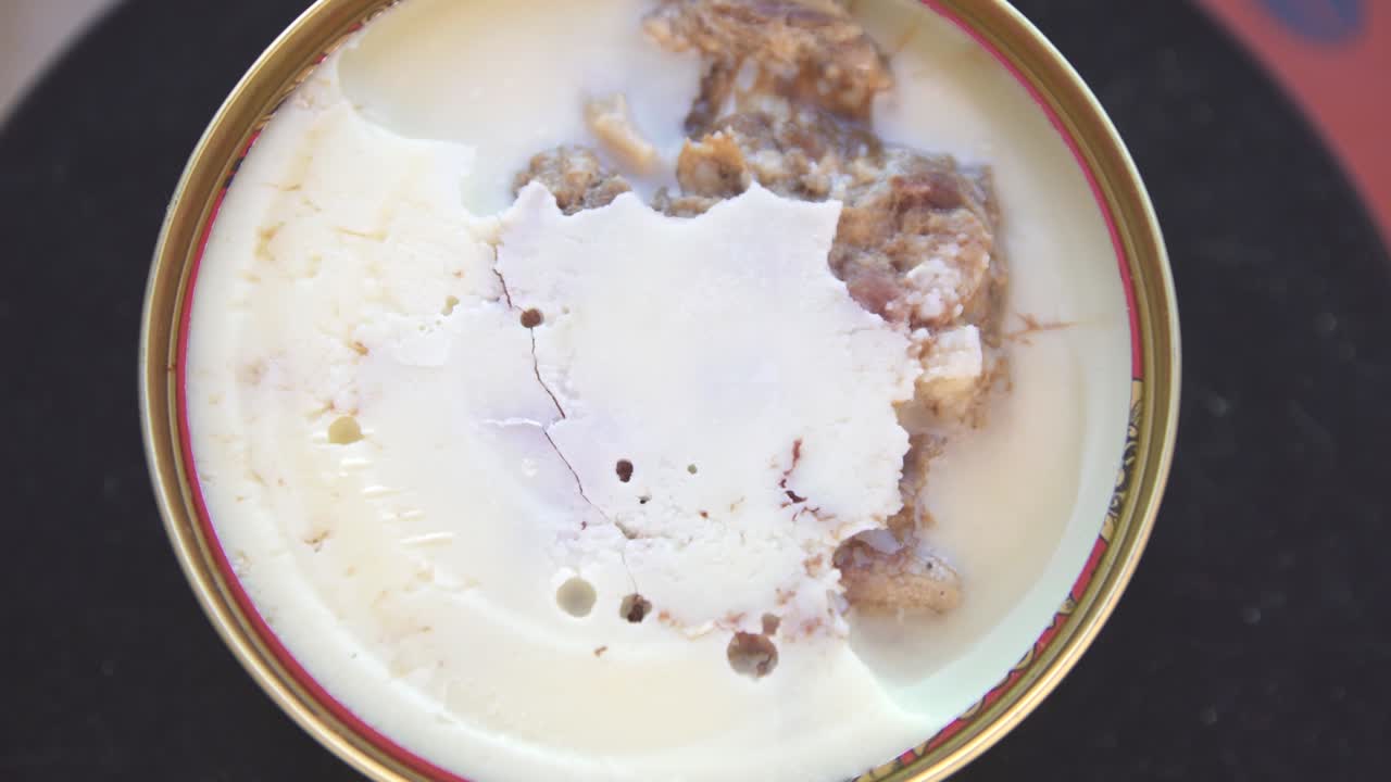 estofado en una lata de aluminio, rotación de cerca