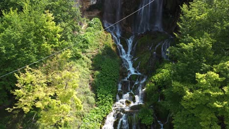 Toma-Aérea-Que-Sube-Por-Una-Gran-Cascada-Escalonada-En-Sopotnica,-Serbia-En-Un-Día-Brillante