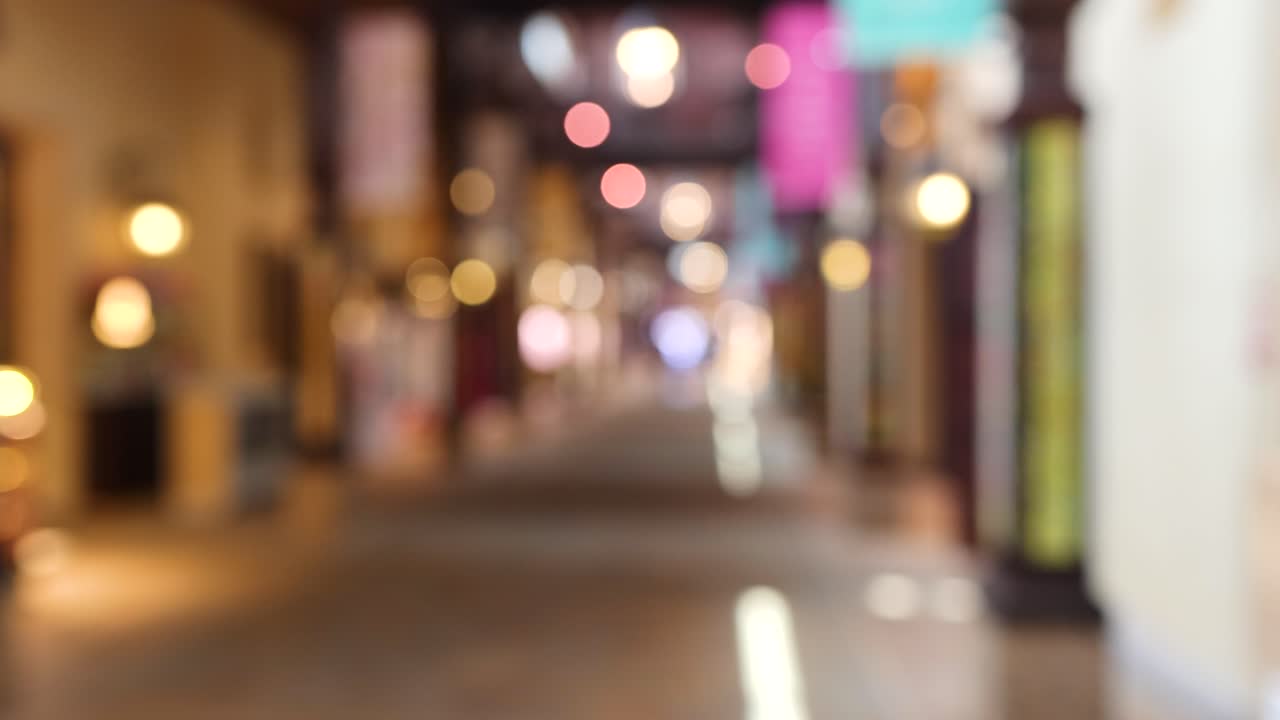 vista borrosa de un callejón iluminado