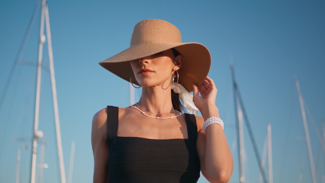 mujer elegante en un puerto