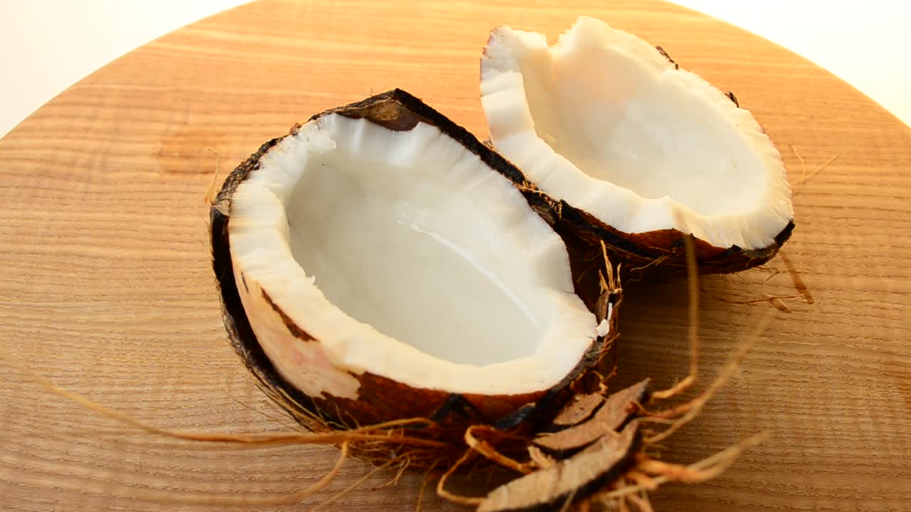 Filmagem de coco. Coco em corte, suco.
